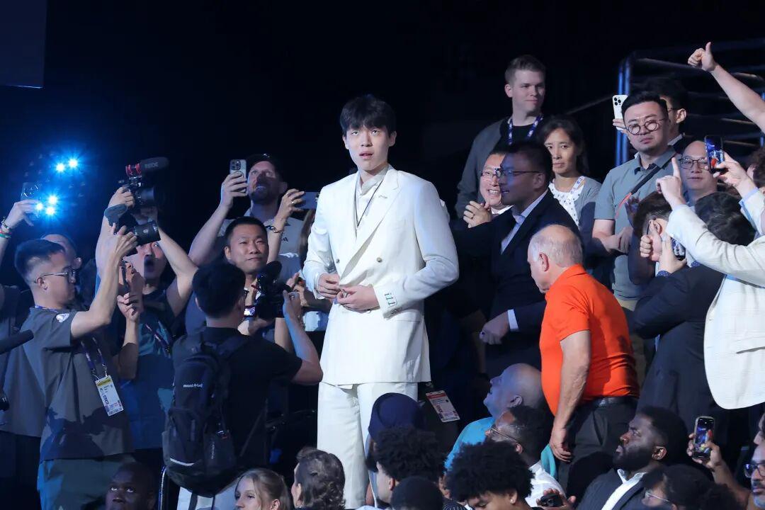 亚博体育-杨瀚森排第80位，詹姆斯纪录终结！NBA全明星首发公布