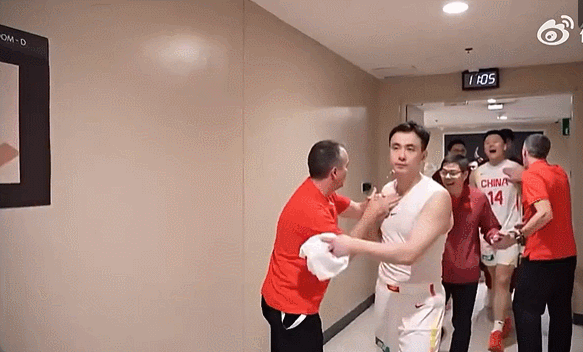 亚博体育官方入口-中国男篮逆转后，更衣室庆祝曝光！小组形势有变：首支晋级队诞生