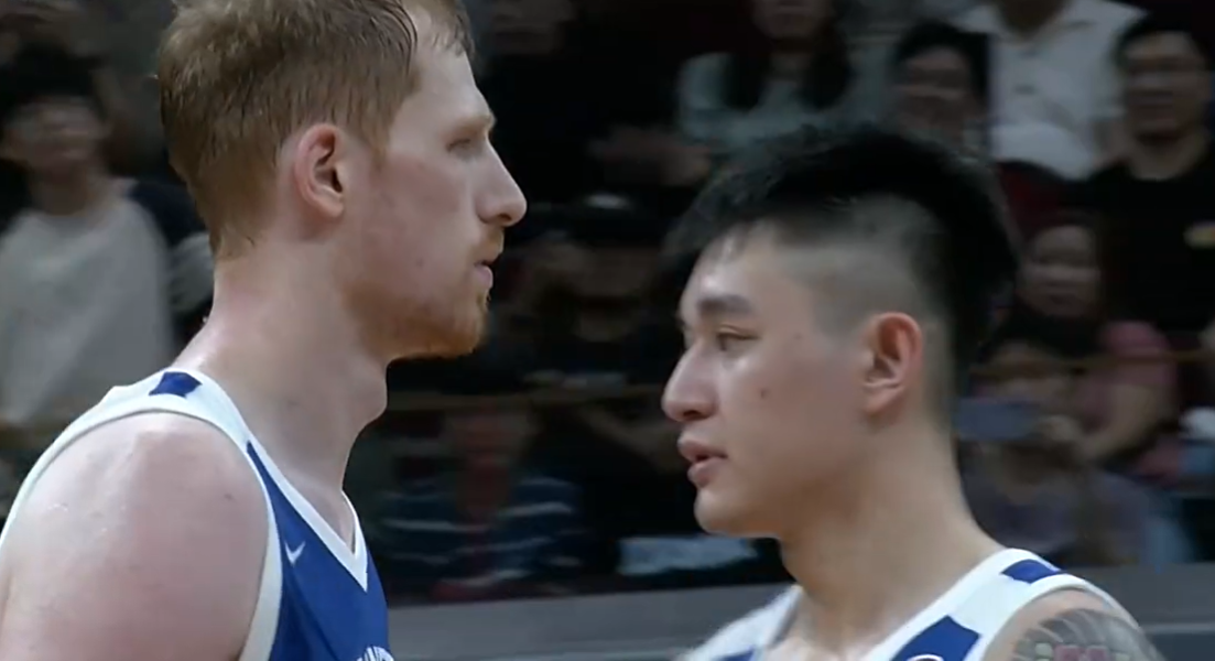 亚博体育登录入口-100-93！中国男篮又大逆转，央视解说员点名表扬4人，成赢球功臣