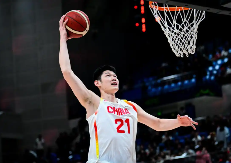 亚博体育登录入口-100-93！中国男篮又大逆转，央视解说员点名表扬4人，成赢球功臣
