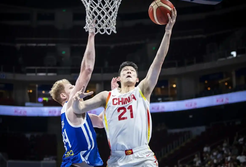 亚博体育登录入口-100-93！中国男篮又大逆转，央视解说员点名表扬4人，成赢球功臣