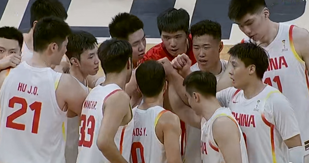 亚博体育登录入口-100-93！中国男篮又大逆转，央视解说员点名表扬4人，成赢球功臣